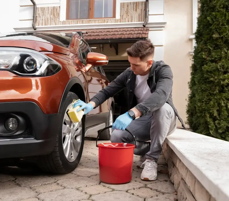 Lavage auto à domicile Saint-Prim : professionnel intervenant sur un véhicule